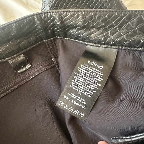 10 Wilfred Aritzia Melina, python high Rise straight pants, faux black leather - Picture 7 of 8